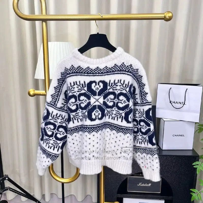 Chanel Chanel White Sweater with Navy Patterns . Size M / US 6-8 / IT 42-44 - 4 Thumbnail