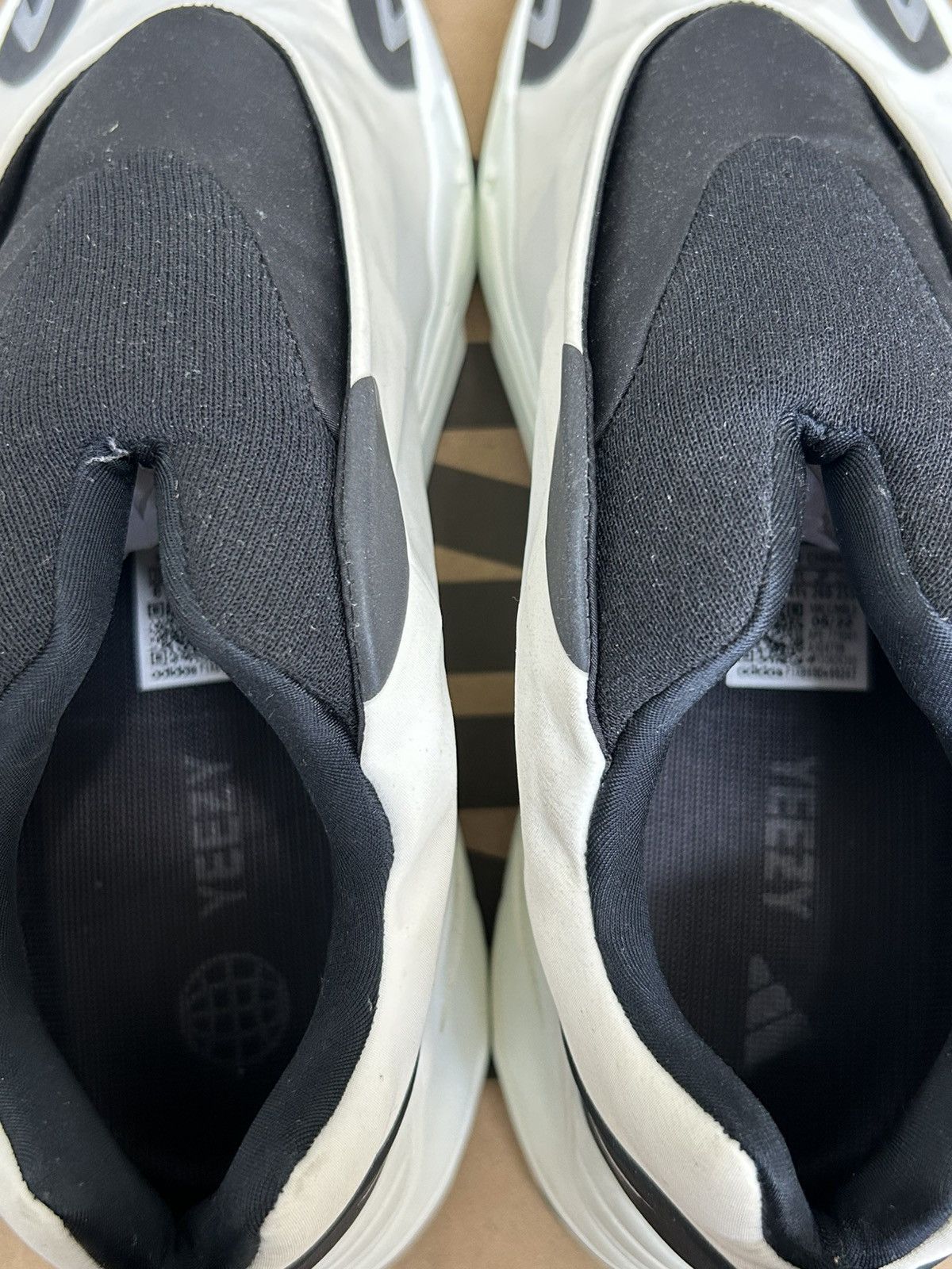 Yeezy Adidas Yeezy boost 700 mnvn laceless analog Size US 8 / EU 41 - 7 Thumbnail