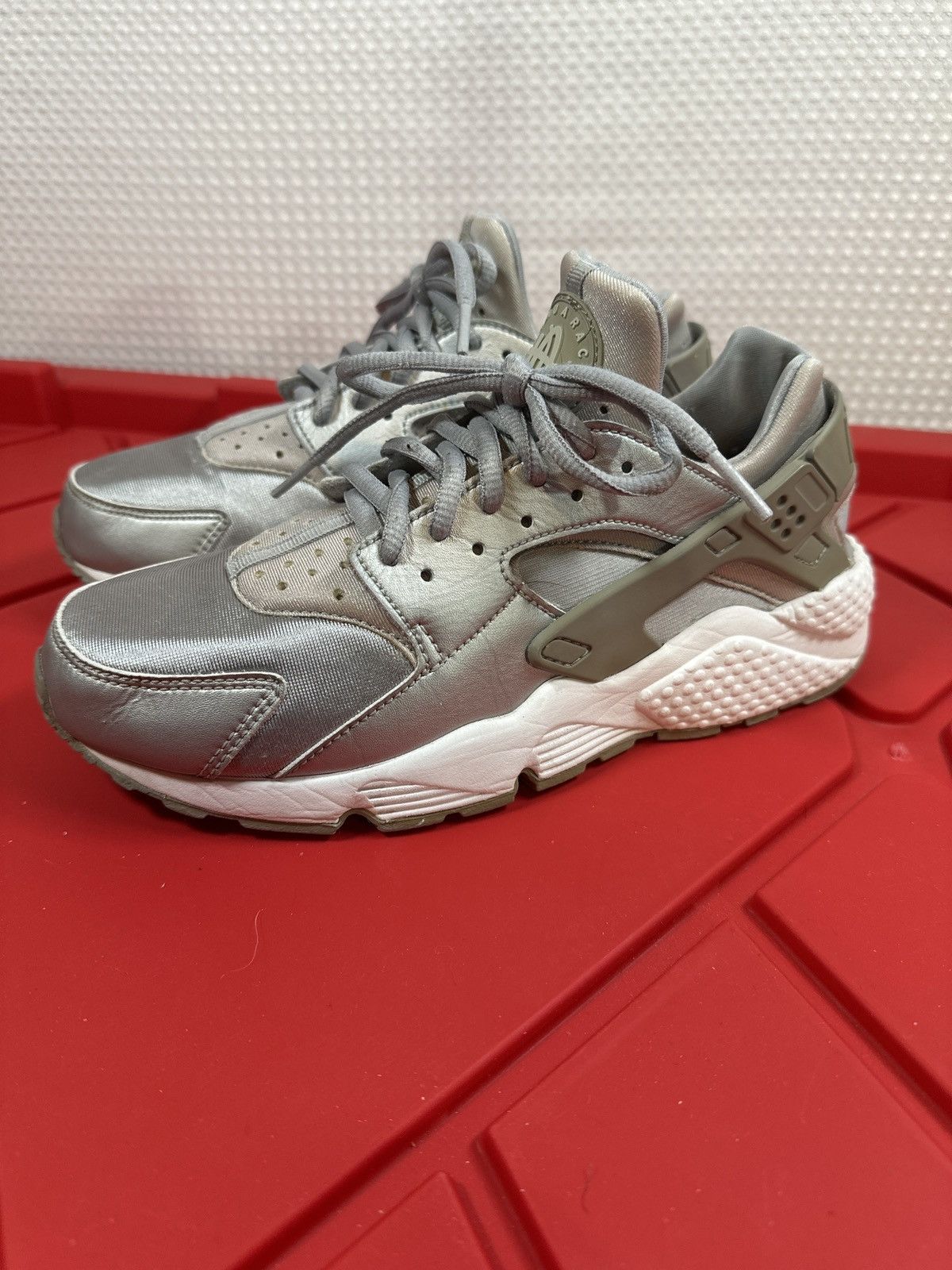 Nike Nike Women's Air Huarache Run SE Running Metallic Silver Size US 8.5 / IT 38.5 - 2 Thumbnail