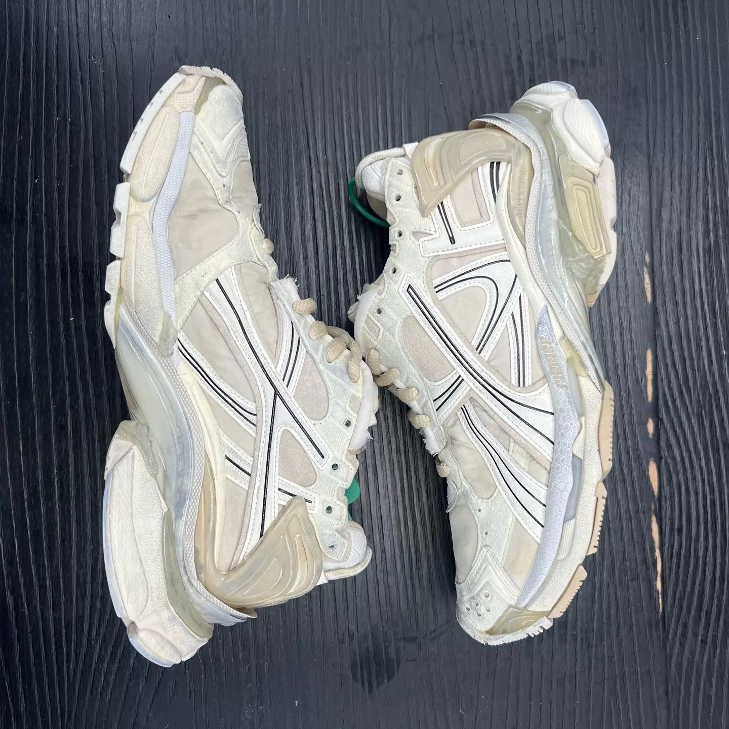 Balenciaga Balenciaga Runner Beige 42 Like New Original Box Size US 9 / EU 42 - 2 Thumbnail