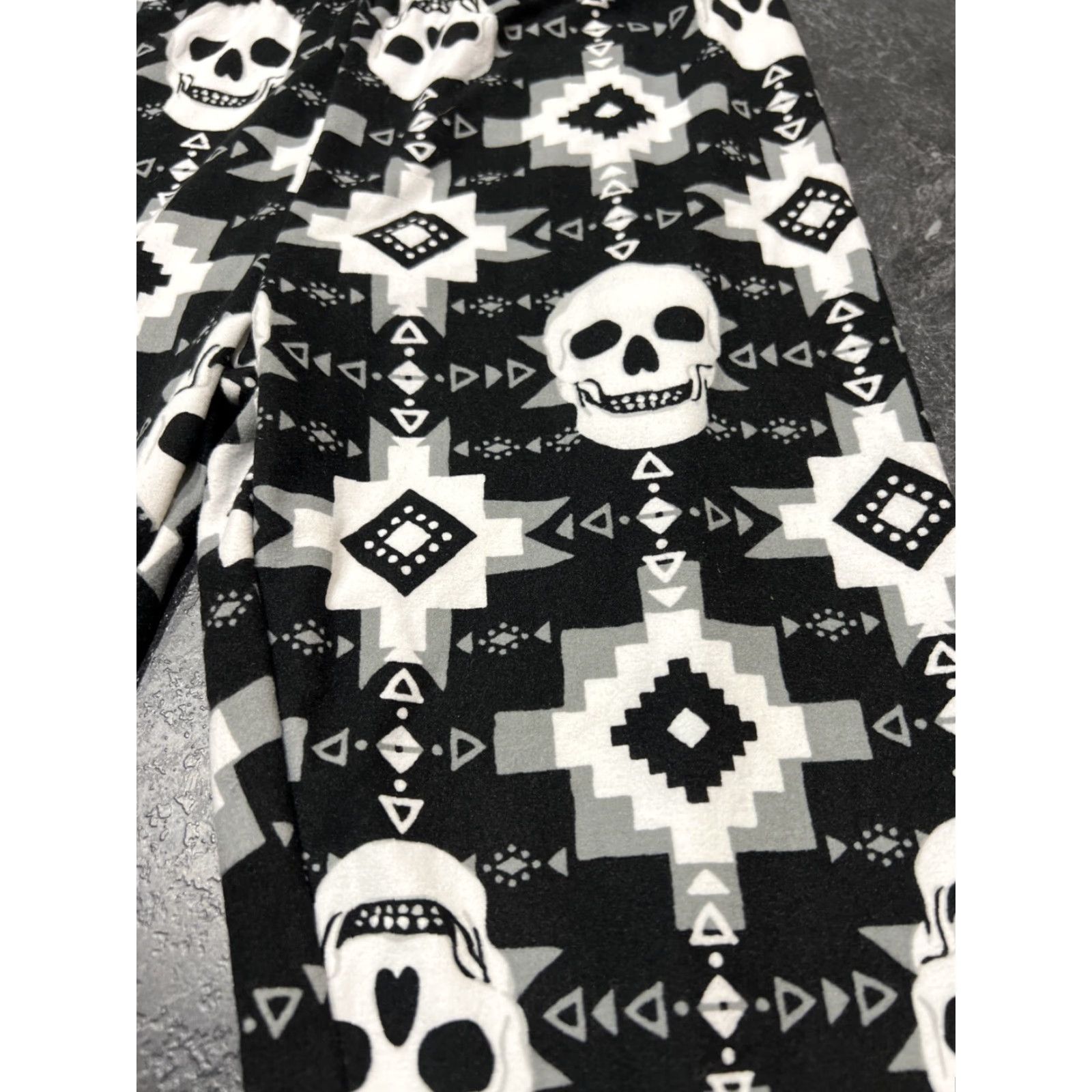 Vintage No Boundaries Juniors Leggings Small Black Skull Print Capri High Waist Cotton Blend Size 28" / US 6 / IT 42 - 3 Thumbnail