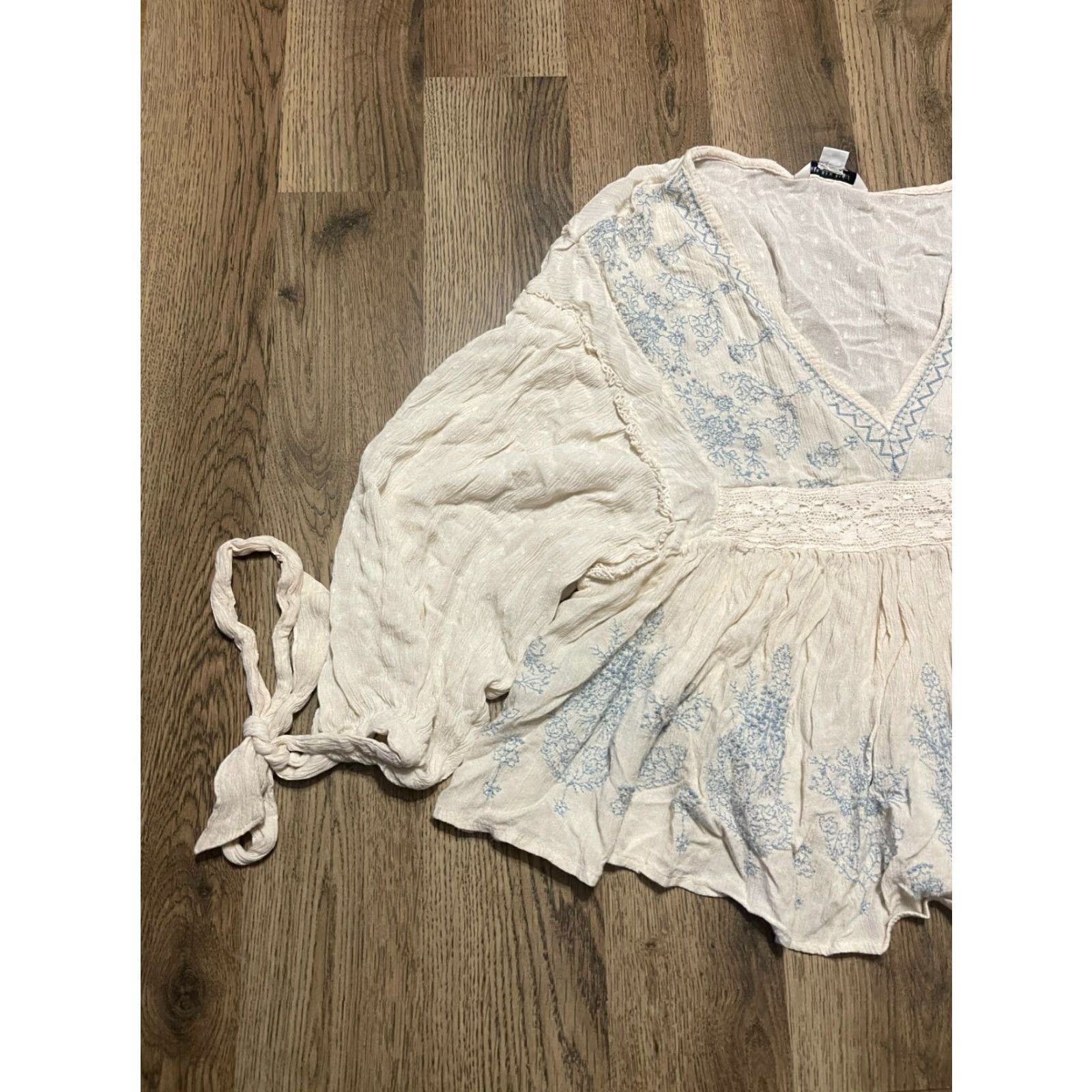 American Eagle Outfitters American Eagle Shirt Women's Small Beige Blue V-neck 3/4 Sleeve Tie Sleeve Size S / US 4 / IT 40 - 3 Thumbnail