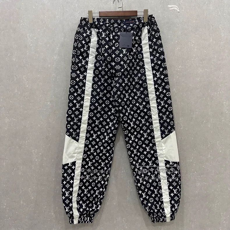 Louis Vuitton Louis Vuitton Black Logo full-print mid-rise tunic sweatpa Size 30" / US 8 / IT 44 - 1 Thumbnail