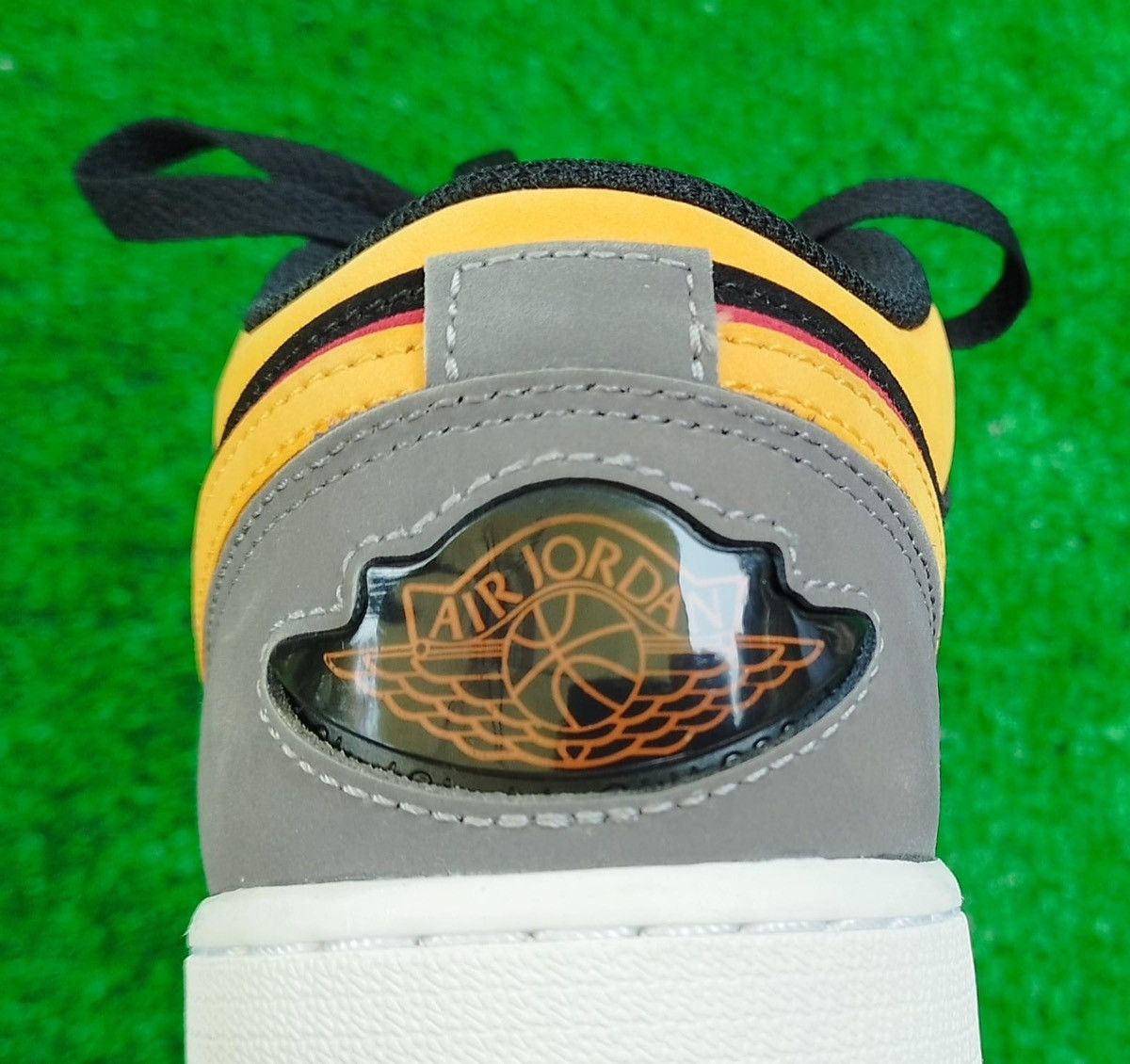 Jordan Brand Shoes Air Jordan 1 SE Low (GS) Size US 7.5 / IT 37.5 - 6 Thumbnail