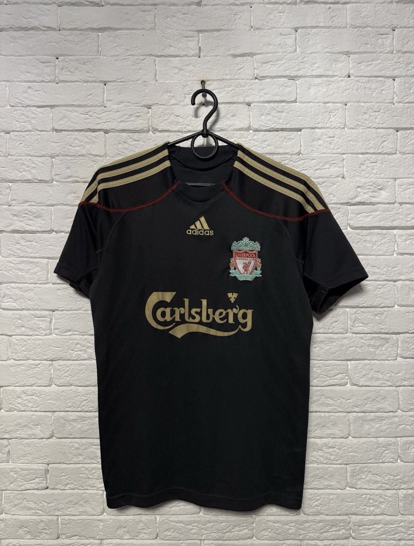 Maillot domicile Liverpool 2010-2011 : un classique rouge puissant