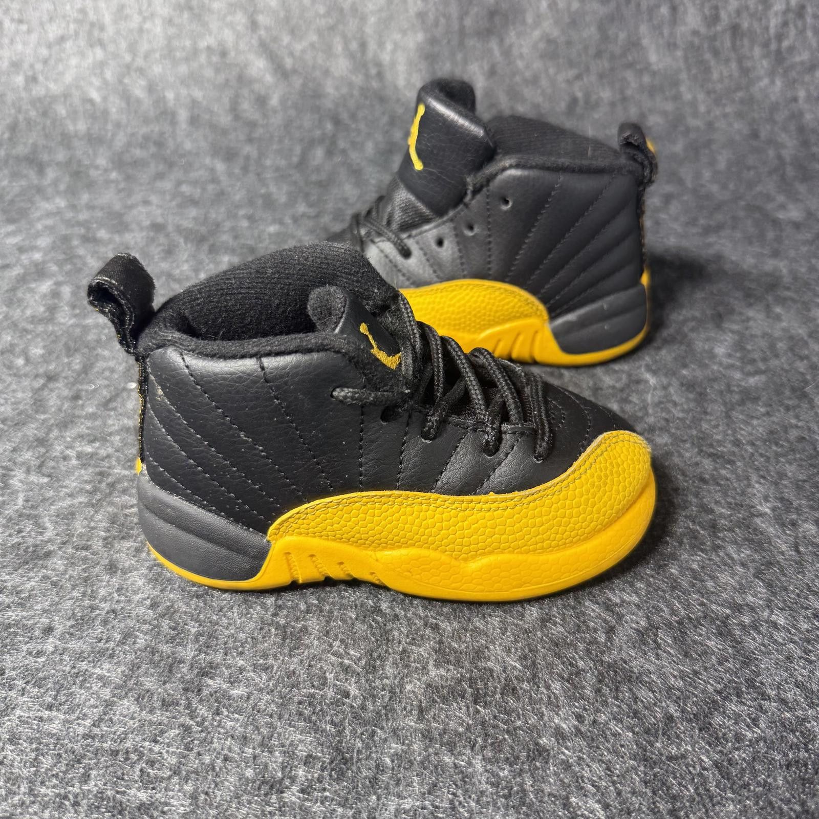 Jordan Brand Jordan 12 Shoes Kid's 6C University Gold 850000-070 Size US 7.5 / EU 40-41 - 4 Thumbnail