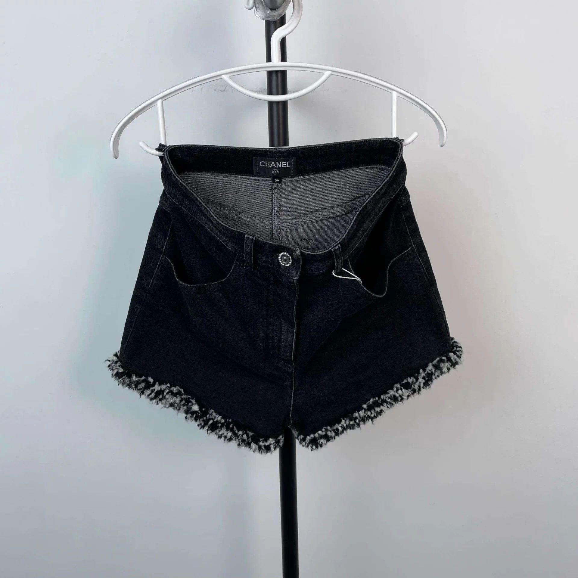 Chanel Chanel Denim Shorts Size 34 Black Size 25" / US 0 / IT 36 - 1 Thumbnail