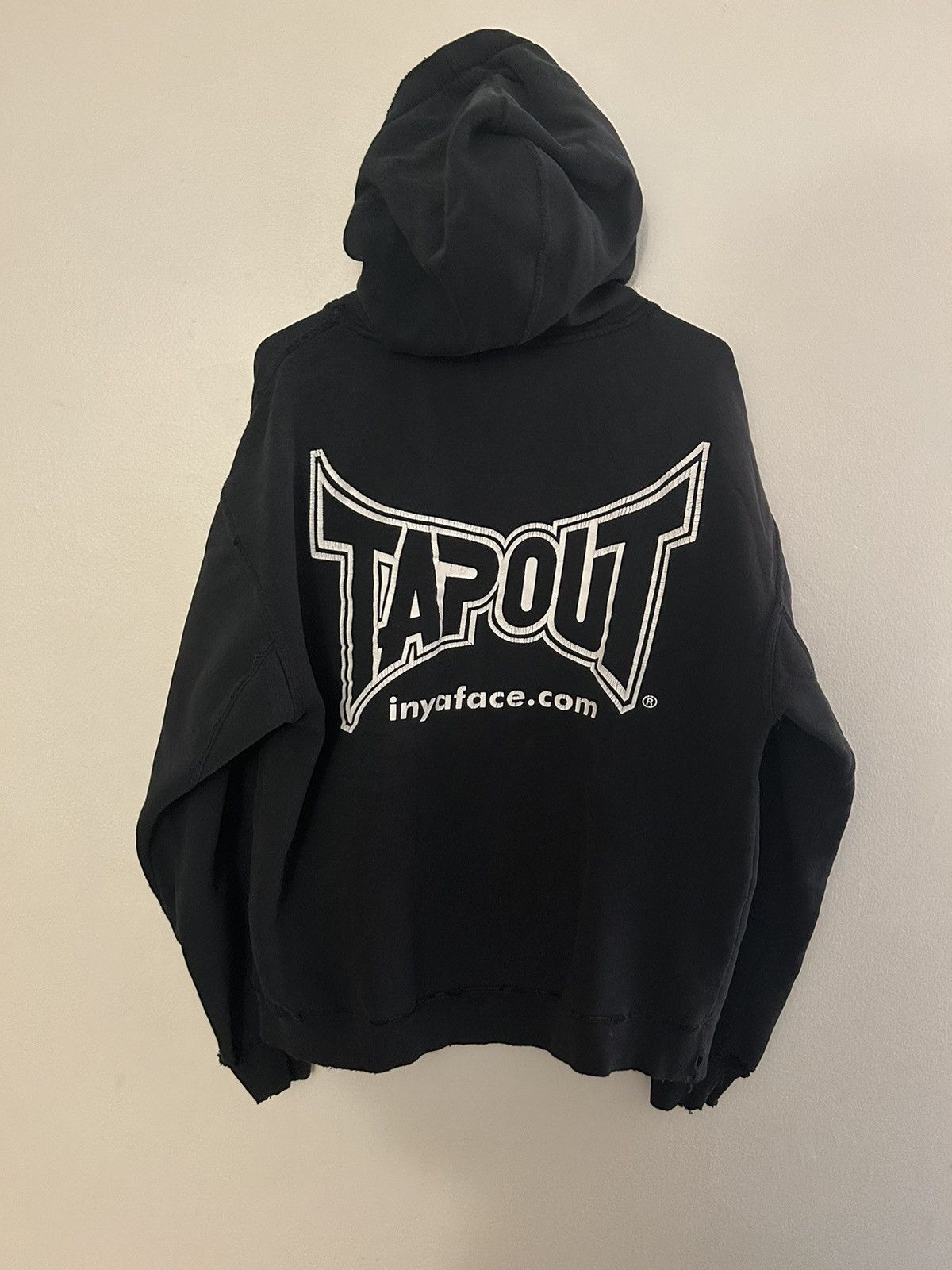 4GSELLER Vintage THRASHED Faded Perfect Black Tapout Hoodie Size US L / EU 52-54 / 3 - 1 Thumbnail
