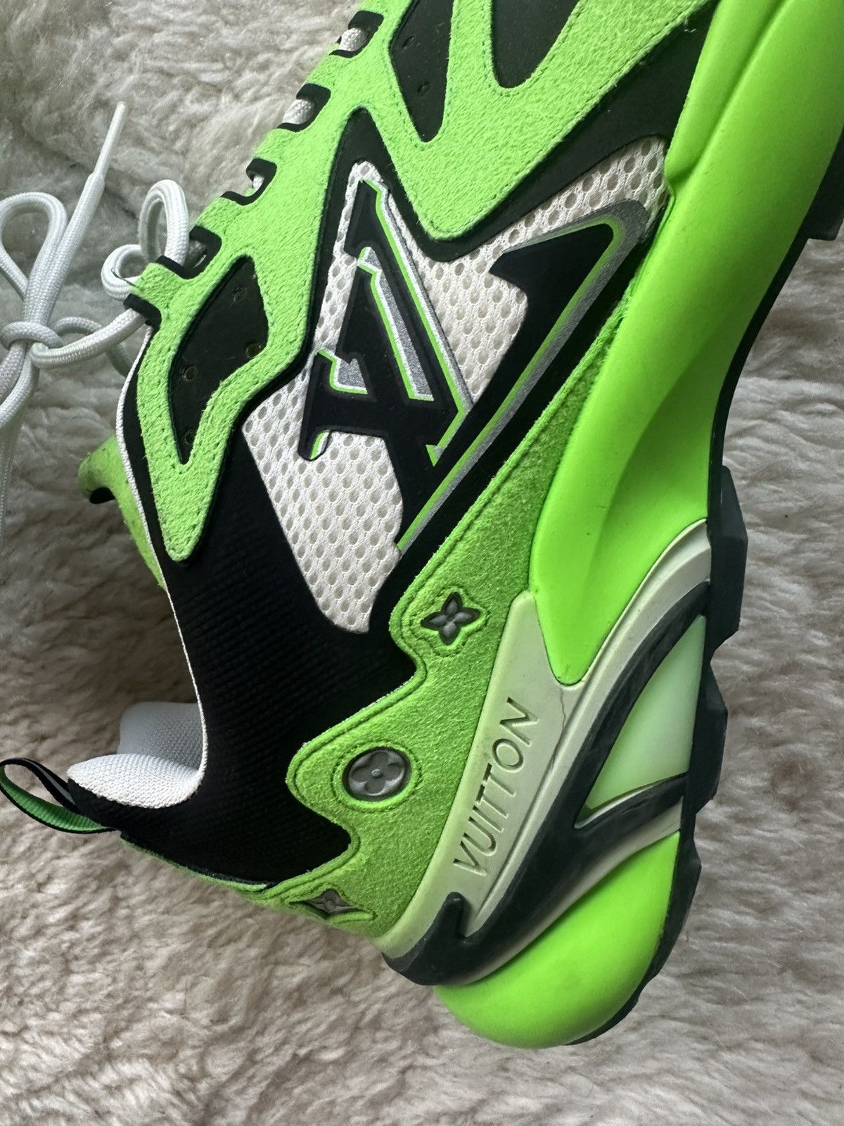 Louis Vuitton LV RUNNER TACTIC GREEN Size US 10.5 / EU 43-44 - 2 Thumbnail