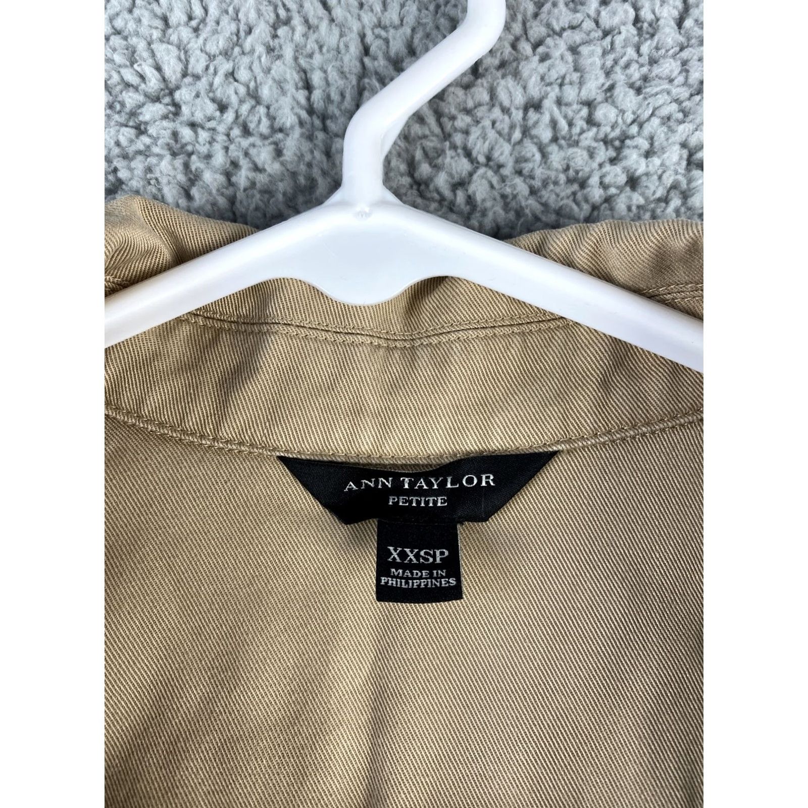 Ann Taylor VINTAGE Ann Taylor Loft Blouse Shirt Womens XXS Tan Long Sleeve Roll Tab Pocket Collared 34-26 Case Sensitive Size XXS / US 00 / IT 34 - 5 Thumbnail
