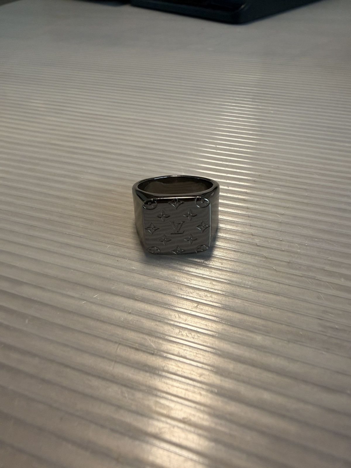 Louis Vuitton Louis Vuitton Monogram Signet Ring Size ONE SIZE - 4 Thumbnail