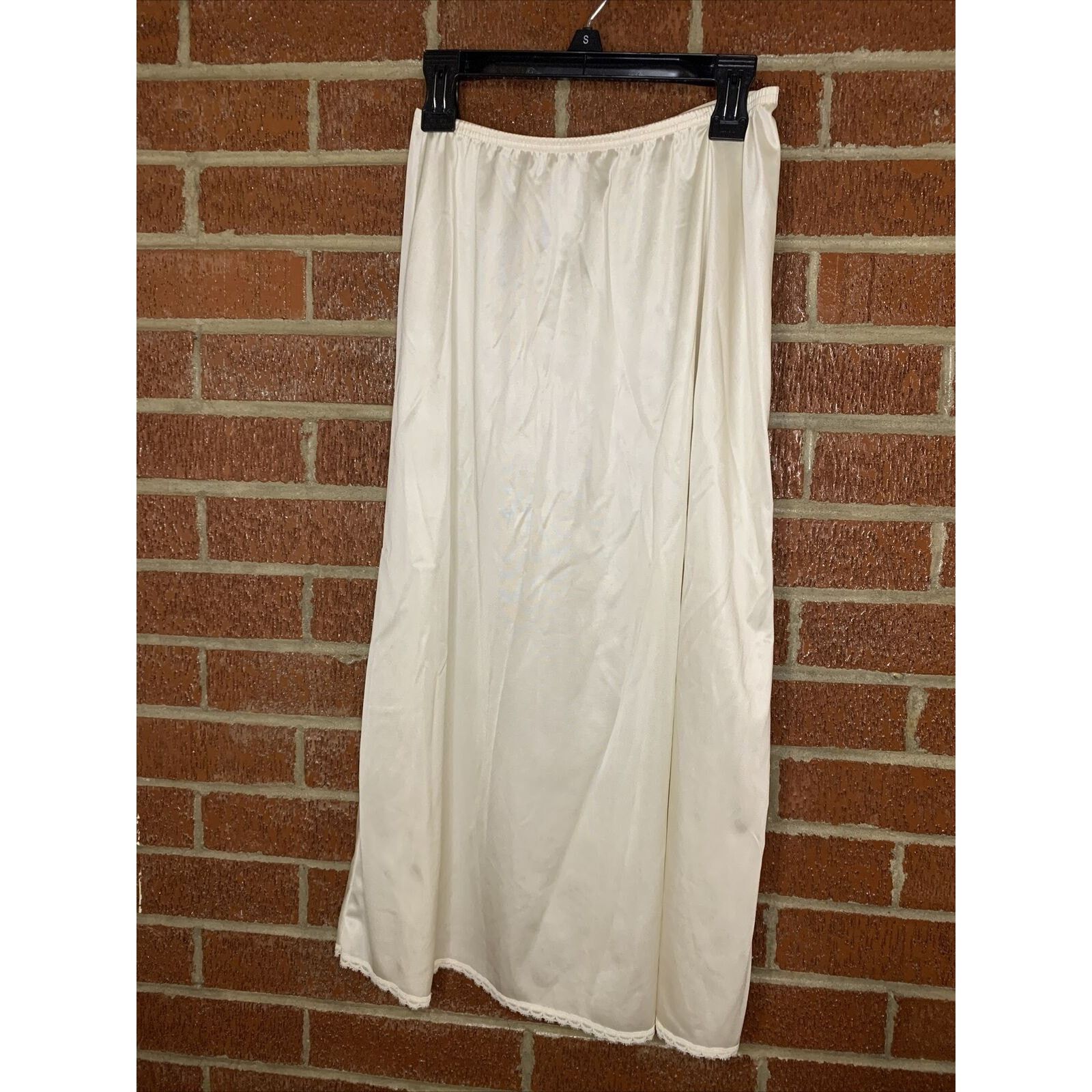 Vintage Vintage Vanity Fair Half Slip USA Ivory 28” Small Size ONE SIZE - 1 Thumbnail