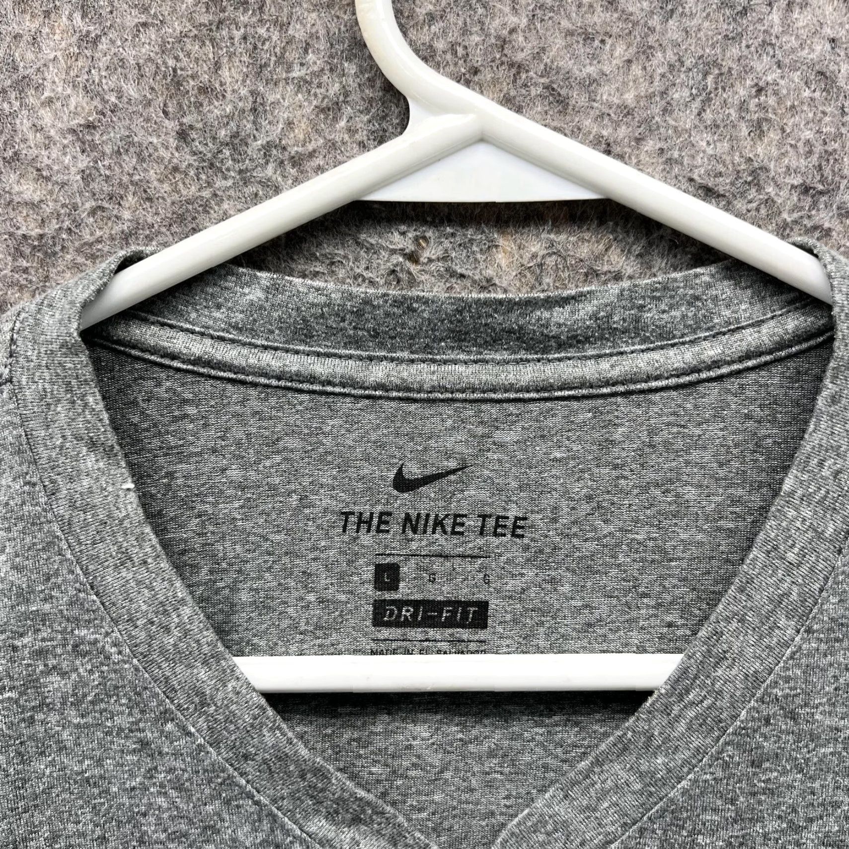 Nike Nike Dri-Fit Shirt Men Large Heather Gray V-Neck Polyester Size US L / EU 52-54 / 3 - 5 Thumbnail