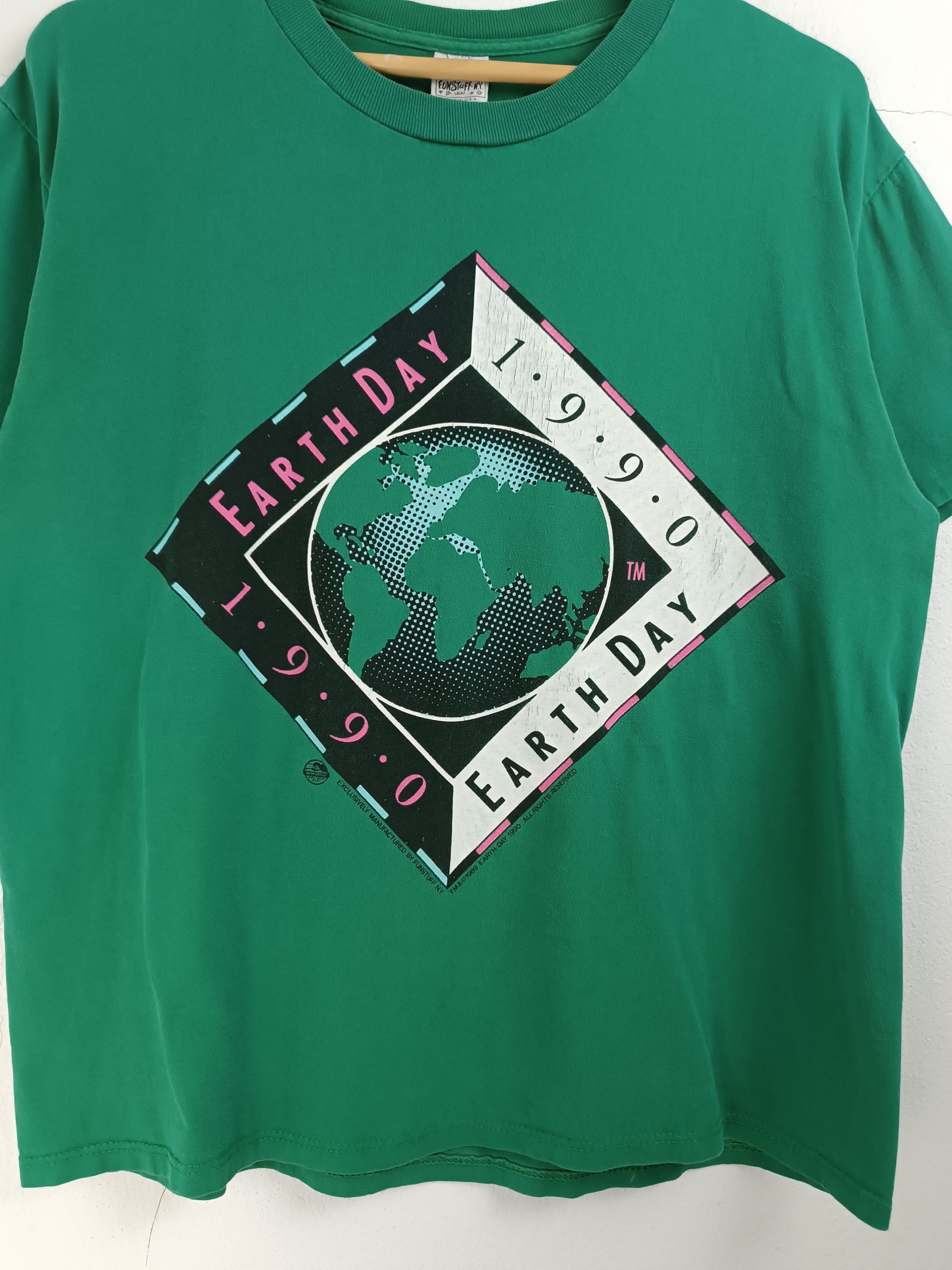Vintage VINTAGE 90'S EARTH DAY WORLD GLOBE MAP LOVE PEACE TEE Size US M / EU 48-50 / 2 - 9 Thumbnail
