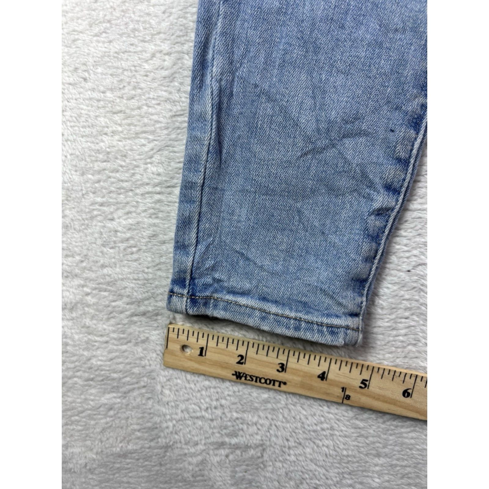 Levi's VINTAGE? No. Levi’s Jeans Women's 721 High Rise Skinny Light Blue Wash Distressed Size 27 Size 28" / US 6 / IT 42 - 5 Thumbnail