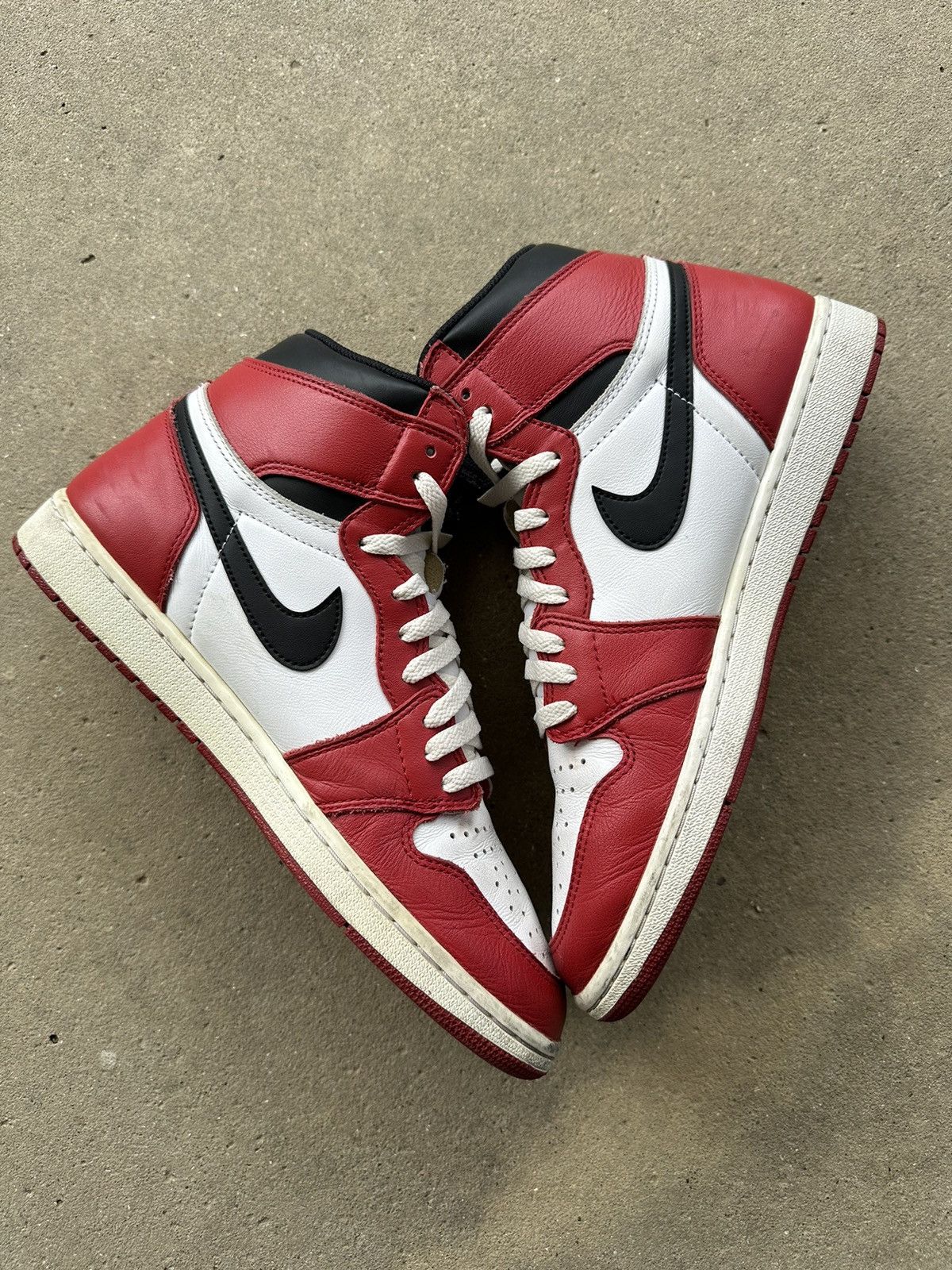 Jordan Brand Nike Air Jordan 1 Retro OG Chicago 2015 size 10.5 Size US 10.5 / EU 43-44 - 2 Thumbnail