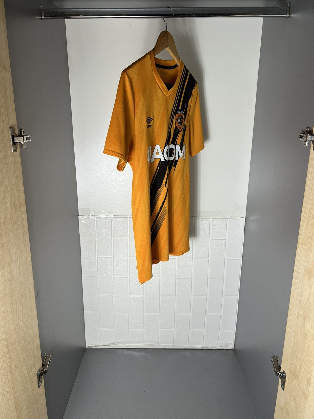 Umbro VINTAGE UMBRO FC HULL CITY ENGLAND SOCCER JERSEY RETRO Y2K Size US S / EU 44-46 / 1 - 4 Thumbnail