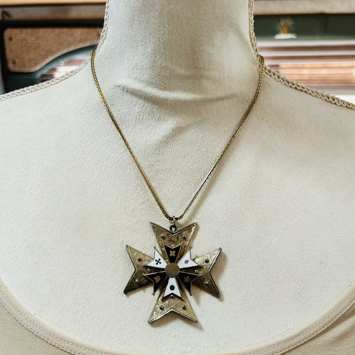 Vintage Vintage large enamel Maltese cross pendant on chain necklace Size ONE SIZE - 2 Thumbnail