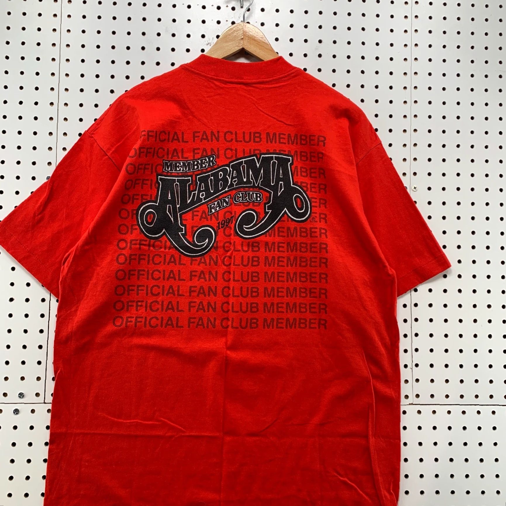 TEE JAYS VINTAGE Alabama Fan Club Shirt Mens XL 1997 Red Single Stitch Music USA 22x32 Shirt Mens XL Red 1997 Music USA Alabama Fan Club shirt Vintage Size US XL / EU 56 / 4 - 2 Thumbnail