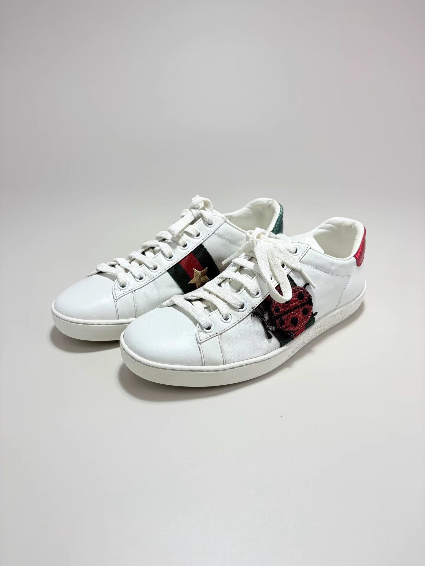 Gucci GUCCI Pineapple & Ladybug White Sneakers K1 Size US 5.5 / IT 35.5 - 1 Thumbnail