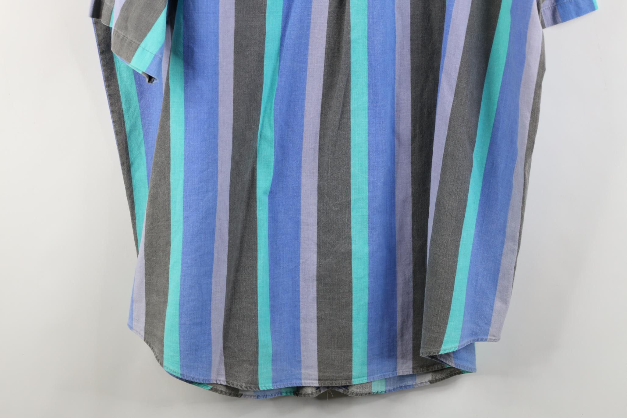 Vintage Vintage 90s Streetwear Collared Short Sleeve Button Shirt Size US XL / EU 56 / 4 - 13 Thumbnail