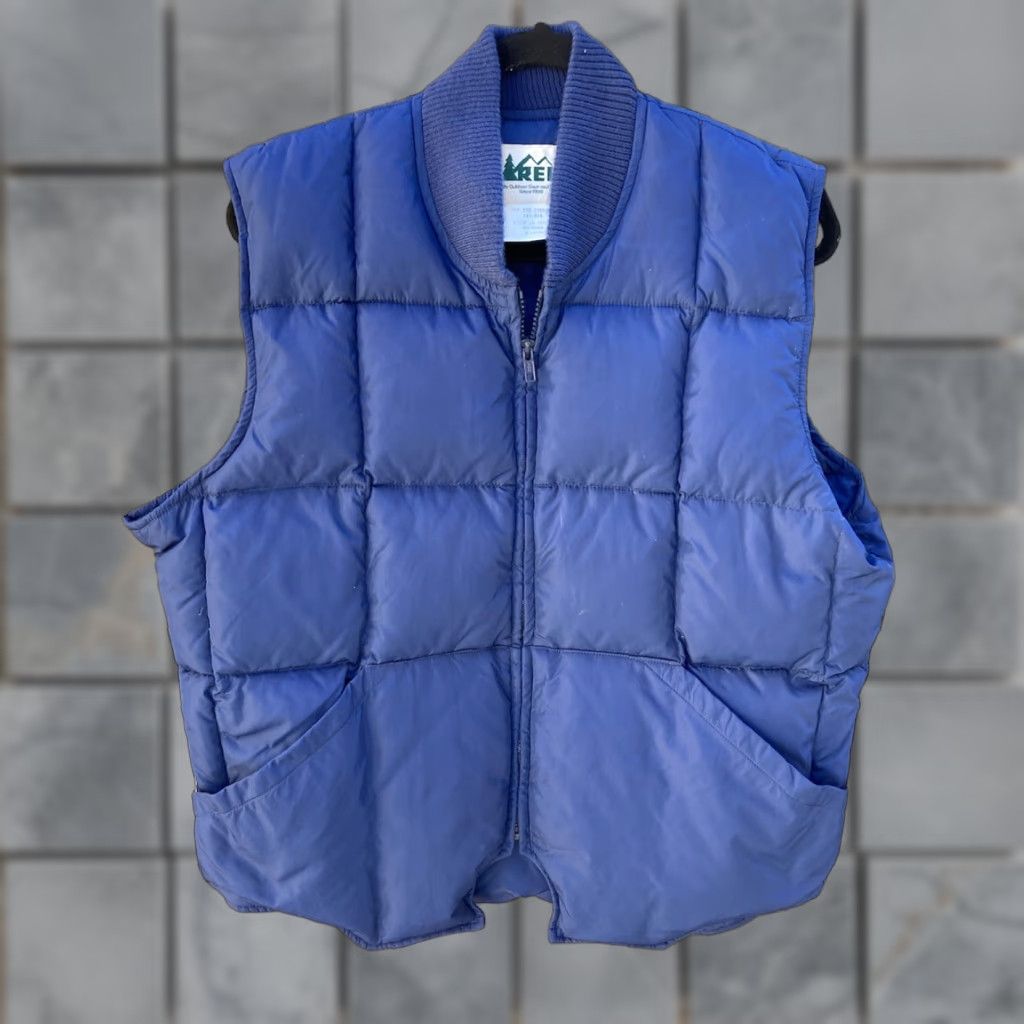 Vintage VINTAGE REI Men's Blue Solid Puffer Vest XL Down Winter Zip Pockets Jacket Vest (Mid-Length) Size US XL / EU 56 / 4 - 1 Thumbnail