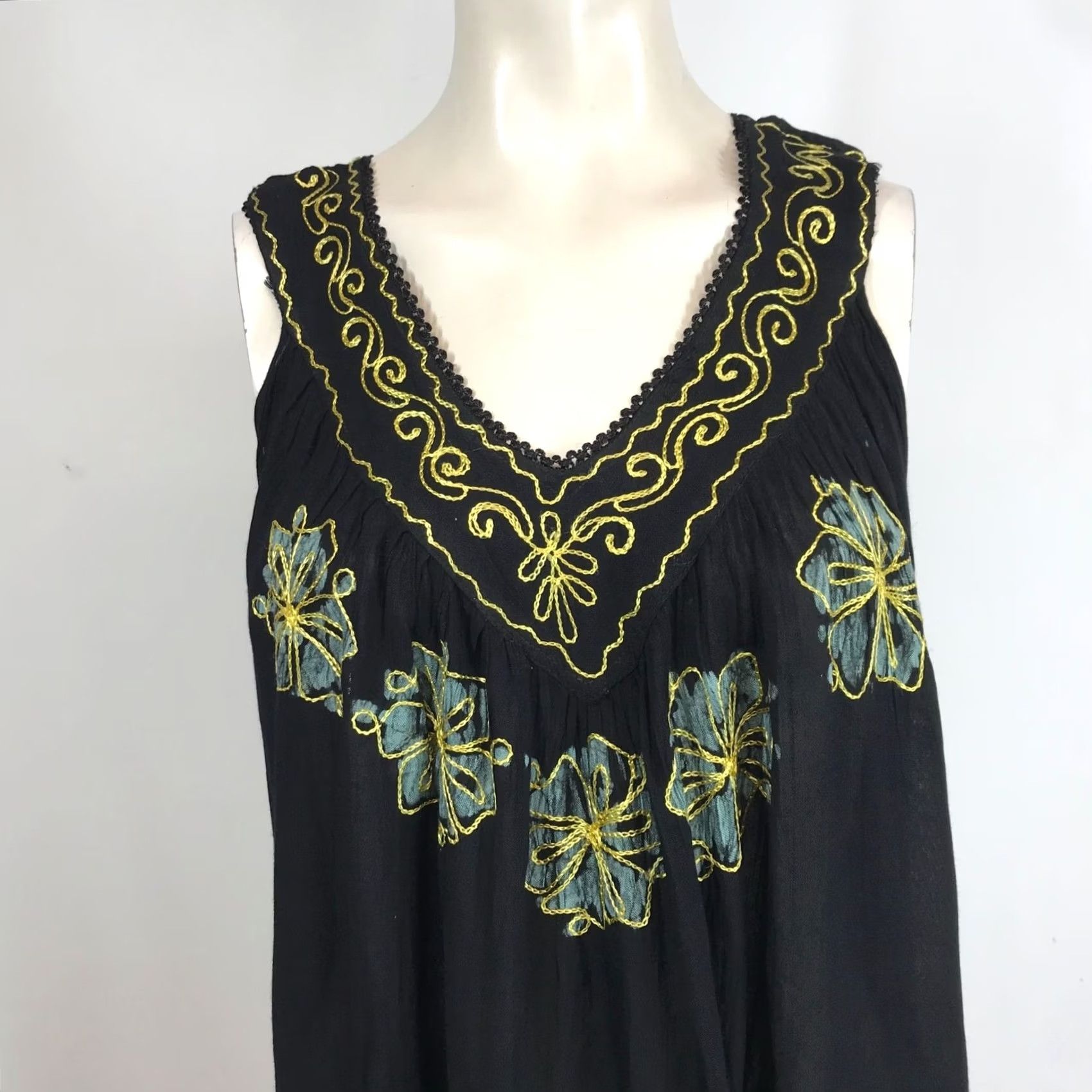 Vintage SAKKAS WOMEN'S FREE SIZE BLACK/MINT SLEEVELESS V NECK EMBROIDERED TOP Size ONE SIZE - 2 Thumbnail