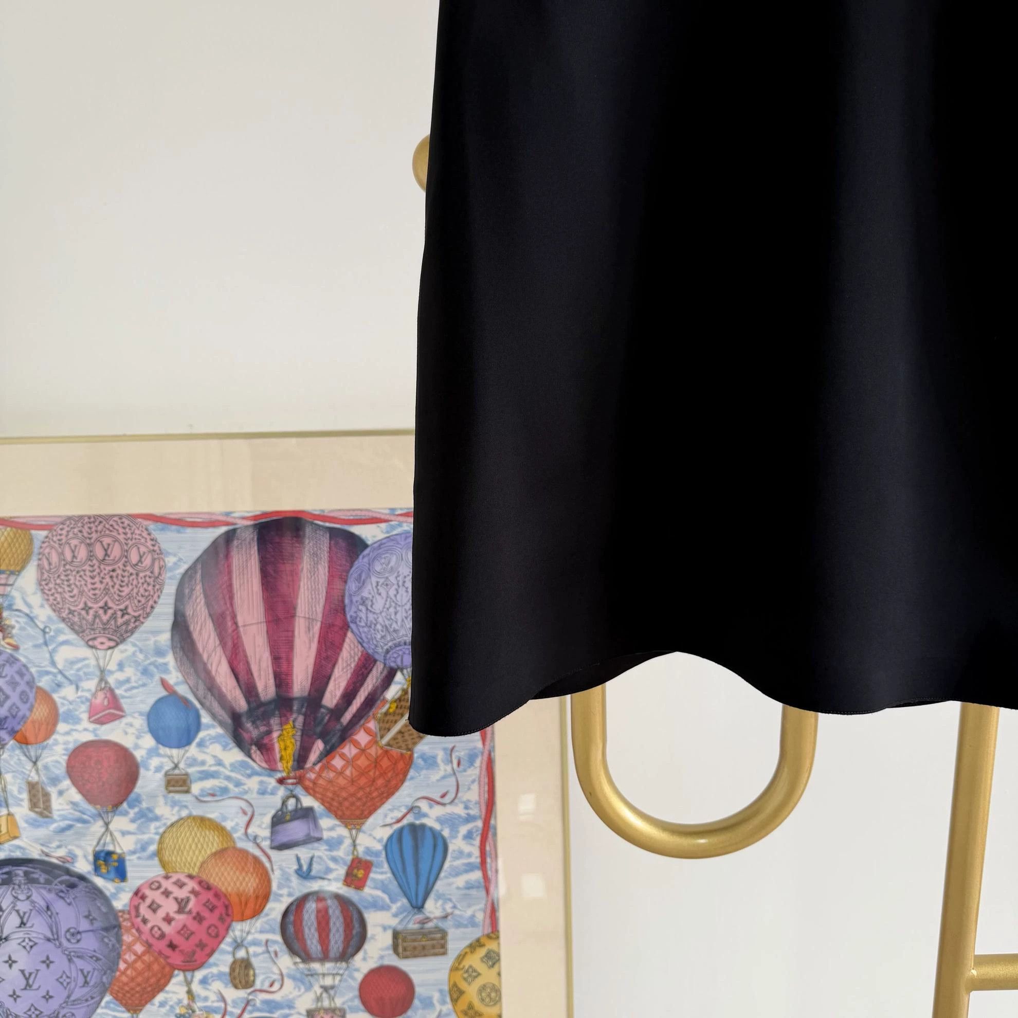 Louis Vuitton Louis Vuitton Black Short Skirt women's 38 6121 Size 27" / US 4 / IT 40 - 4 Thumbnail
