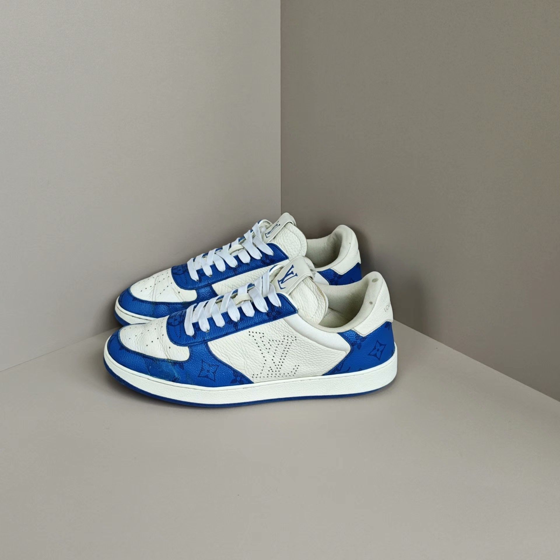 Louis Vuitton Louis Vuitton Lowtop Sneakers 8 Men Size US 8 / EU 41 - 1 Thumbnail