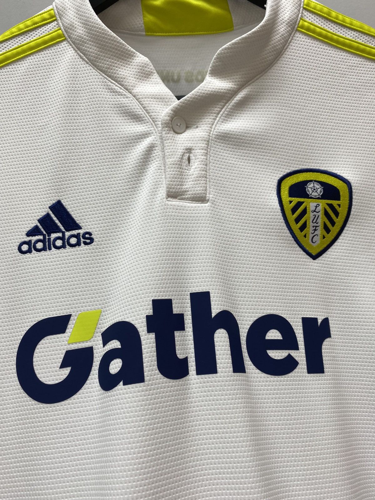 Adidas LEEDS UNITED 2021 2022 #16 FOOTBALL JERSEY AND SHORTS Size US M / EU 48-50 / 2 - 8 Thumbnail