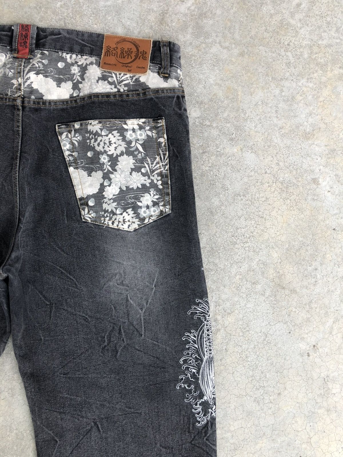 Karakuri Tamashii Karakuri Tamashii Embroidered Jeans Distressed Multipocket Size US 37 - 10 Thumbnail