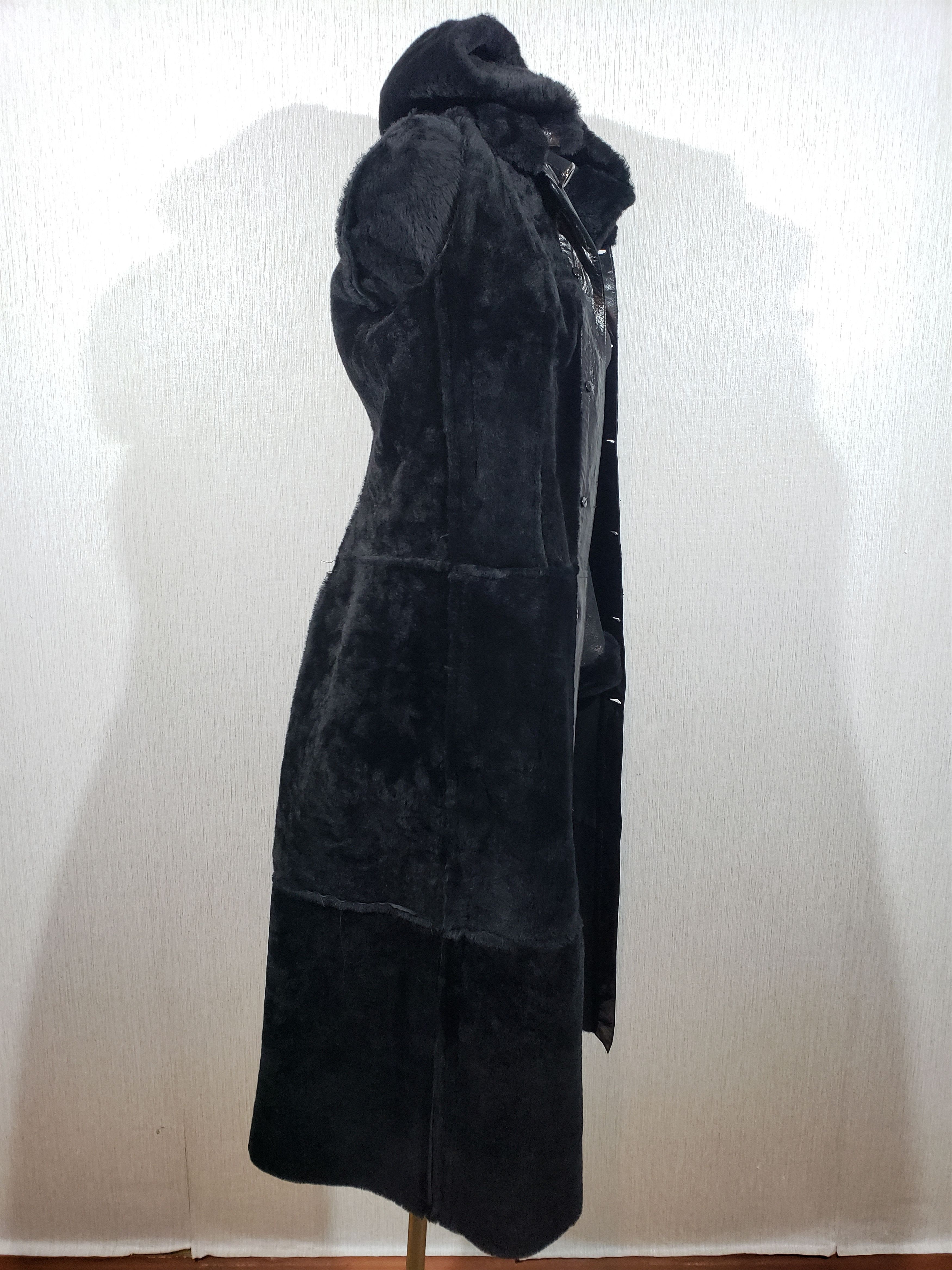 Other Stylish black sheepskin coat with a warm hood. Size L / US 10 / IT 46 - 9 Thumbnail