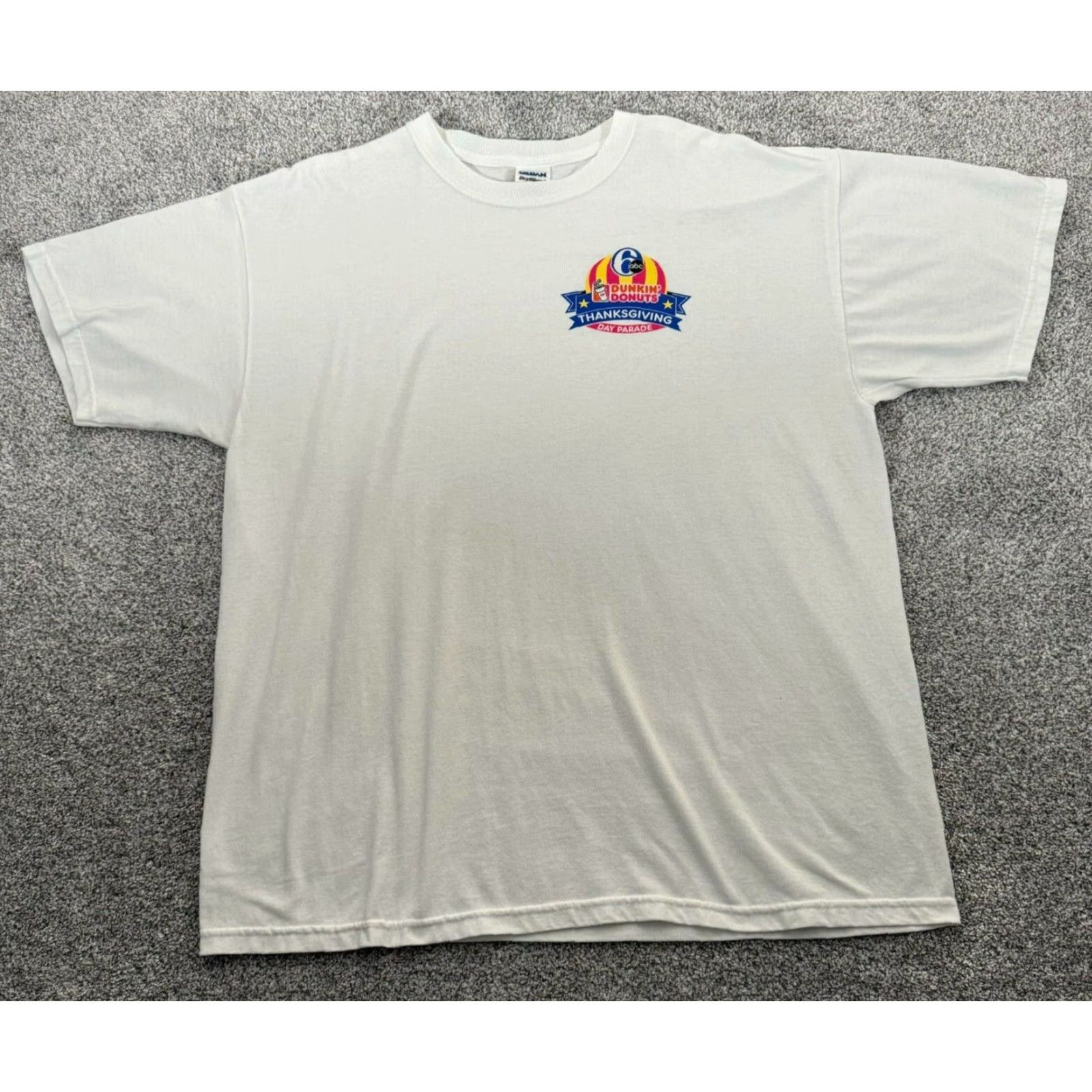 Gildan Dunkin Donuts T-Shirt Mens XL Thanksgiving Day Parade ABC Graphic USA Shirt Mens XL White Graphic Print USA Holiday Size US XL / EU 56 / 4 - 2 Thumbnail