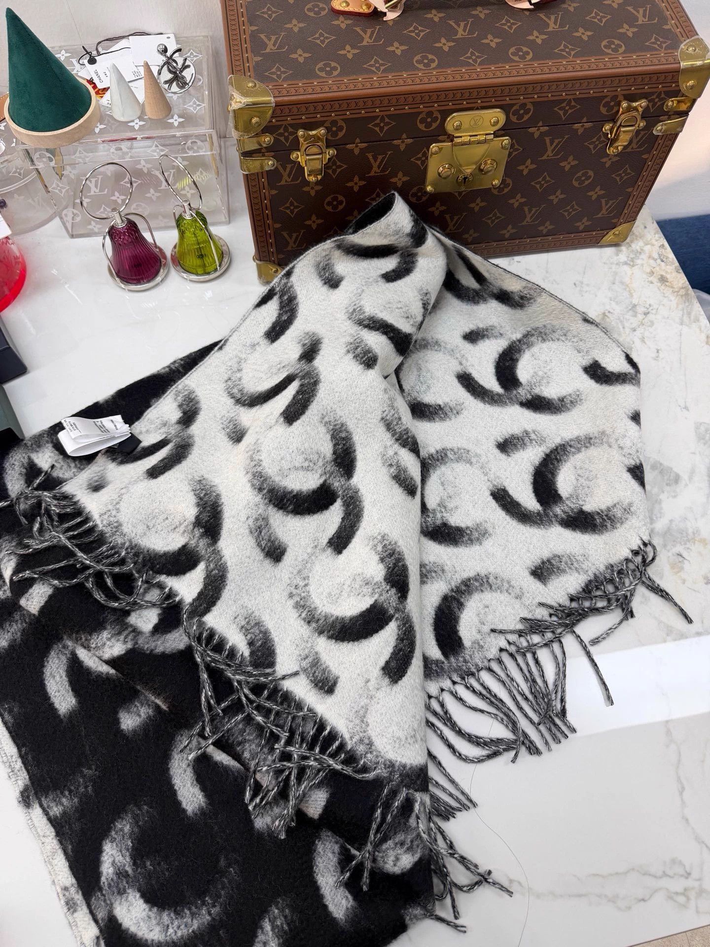 Chanel Chanel 25K B&W Double-Faced Cashmere Shawl CC Tassels New Size ONE SIZE - 3 Thumbnail