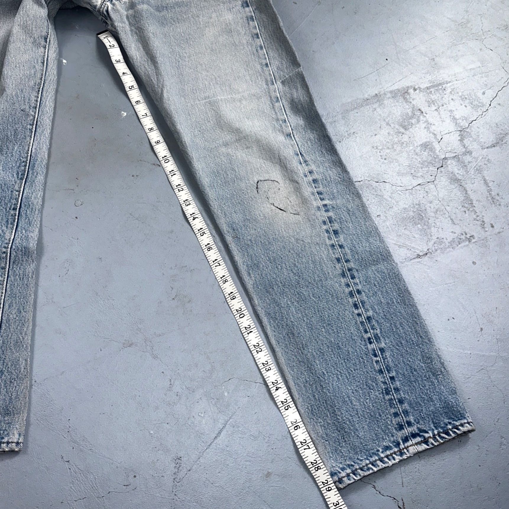 Levi's VINTAGE Levi's 501 Jeans - XX 80s USA Light Wash Denim 32x33 Regular Men's Straight Vintage 501 Series Jeans Pacific Blue Size US 32 / EU 48 - 4 Thumbnail