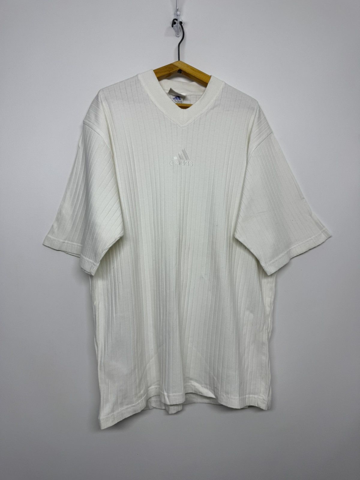 Adidas Vintage 90s Adidas v-neck ribbed T-Shirt logo in beige Size US M / EU 48-50 / 2 - 4 Thumbnail