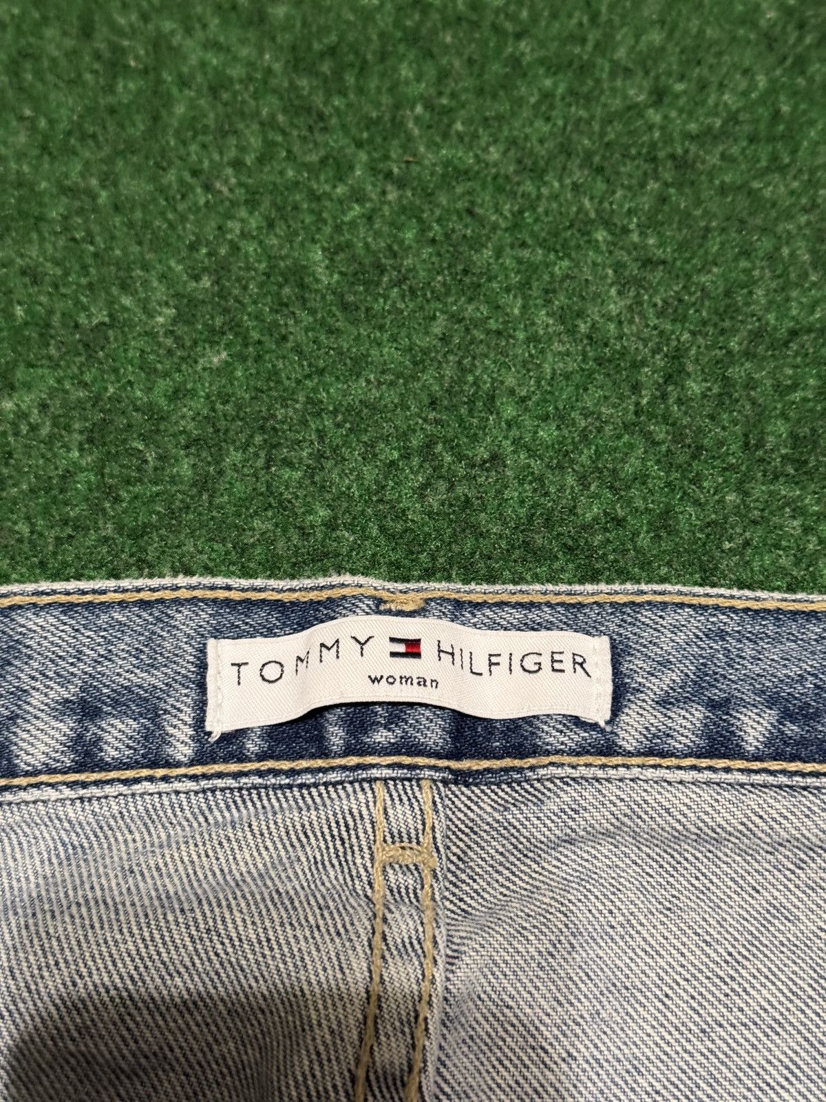 Tommy Hilfiger Vintage Tommy Hilfiger Relaxed Light Wash 40x30 Y2K Jeans Size 42" / US 20 - 5 Thumbnail