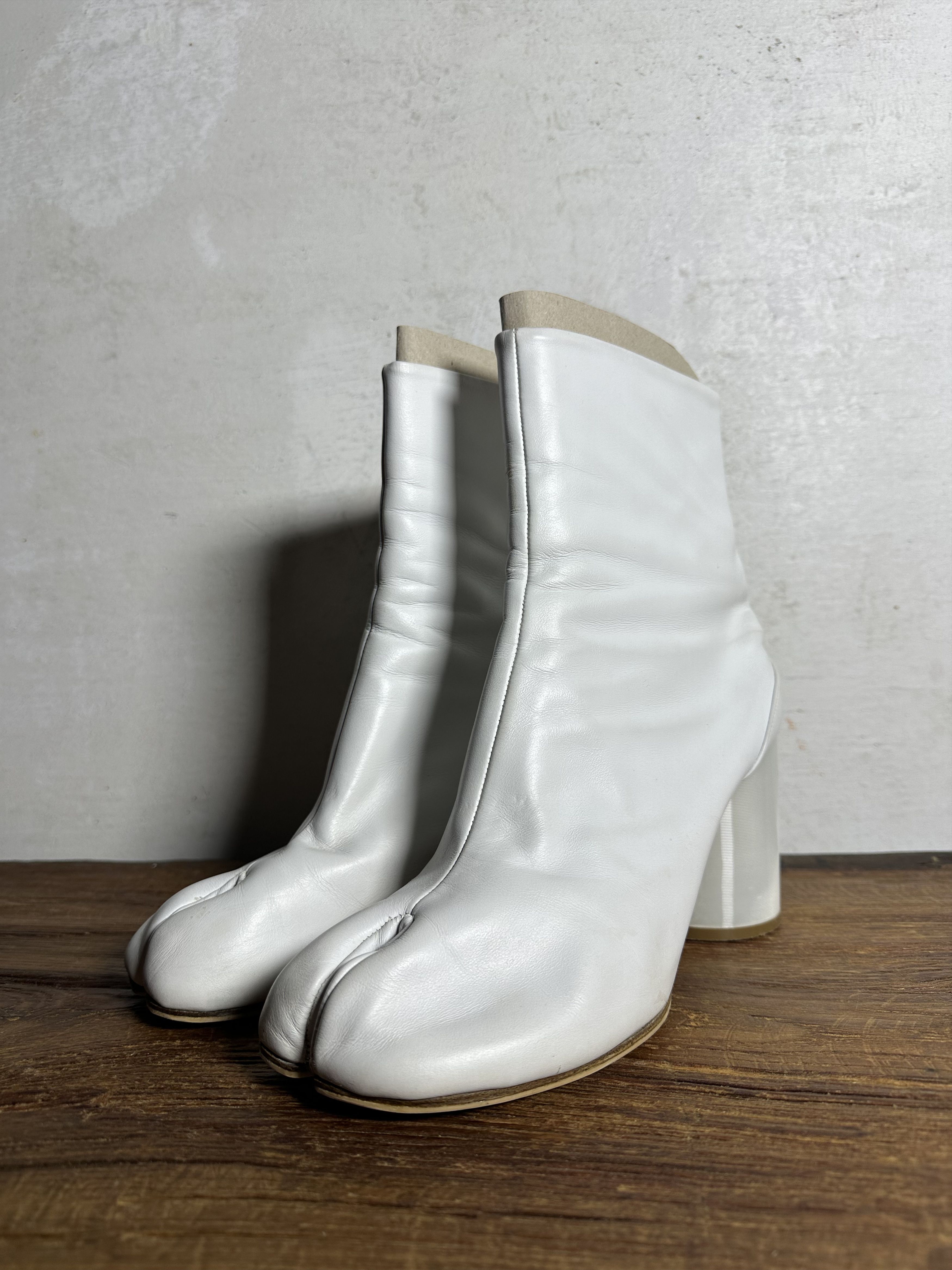 Maison Margiela Maison Margiela White Tabi Hologram XXX boots Size US 10 / IT 40 - 1 Thumbnail