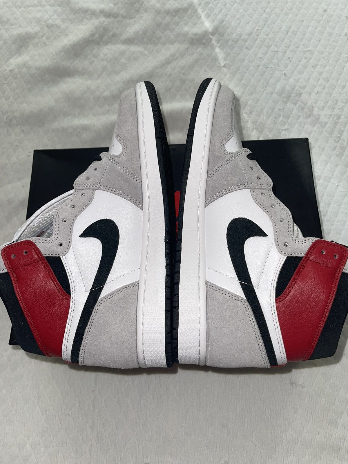 Jordan Brand DS Air Jordan 1 Retro High OG Light Smoke Grey with red lace Size US 10 / EU 43 - 4 Thumbnail