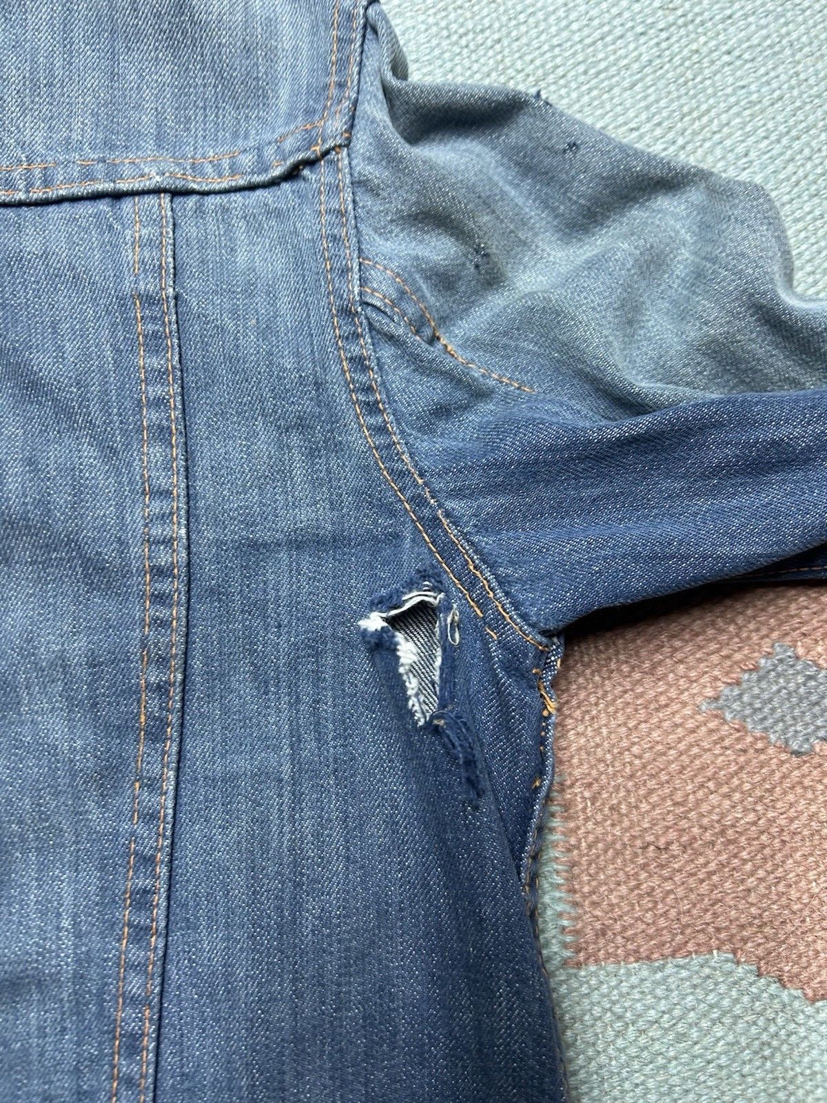 Vintage 70s Levi’s gals denim trucker jacket big E distressed S/M Size S / US 4 / IT 40 - 15 Thumbnail