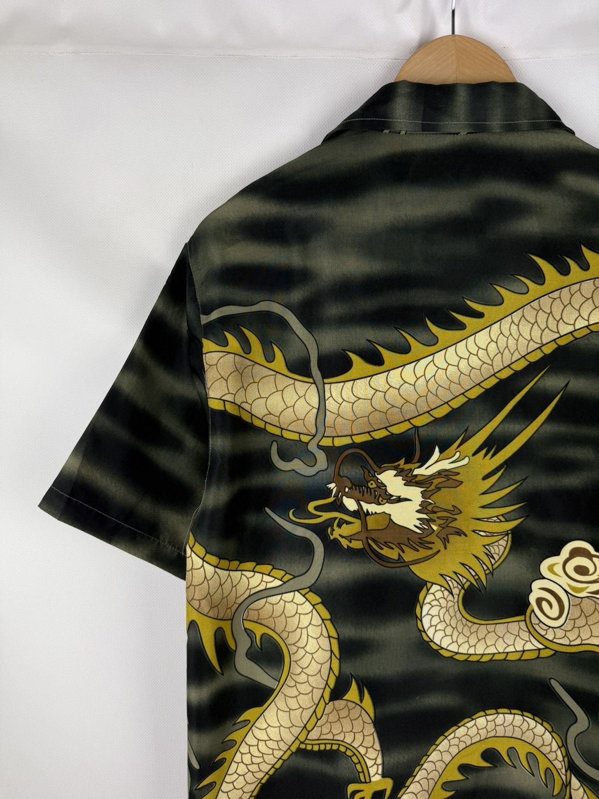 Japanese Brand Vintage Dragon Overprinted S/S Crazy Button Up Shirt Size US S / EU 44-46 / 1 - 17 Thumbnail