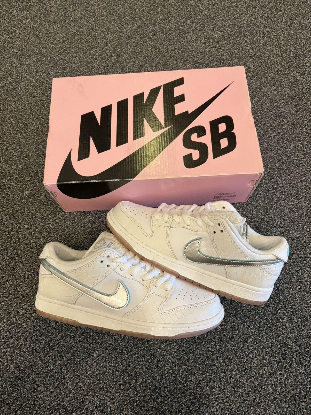 Diamond Supply Co. × Nike Nike SB Dunk Low Diamond Supply Co. White Diamond Size US 8 / EU 41 - 1 Thumbnail