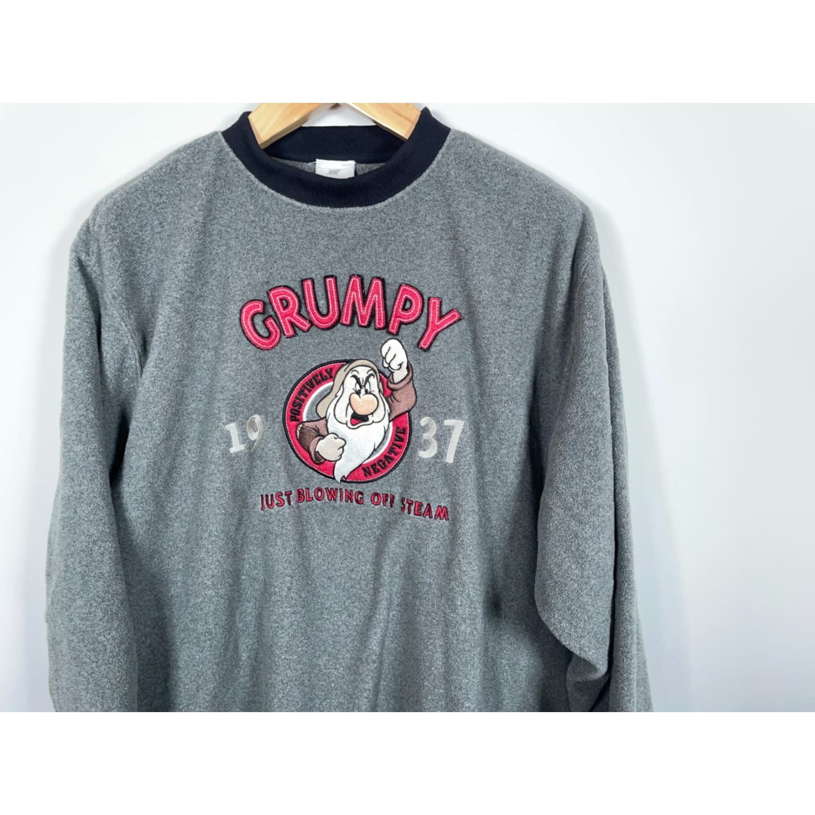 Disney Disney Snow White Grump Fleece Sweatshirt Embroidered XL Gray Polyester 100% Wool? Size US XL / EU 56 / 4 - 4 Thumbnail