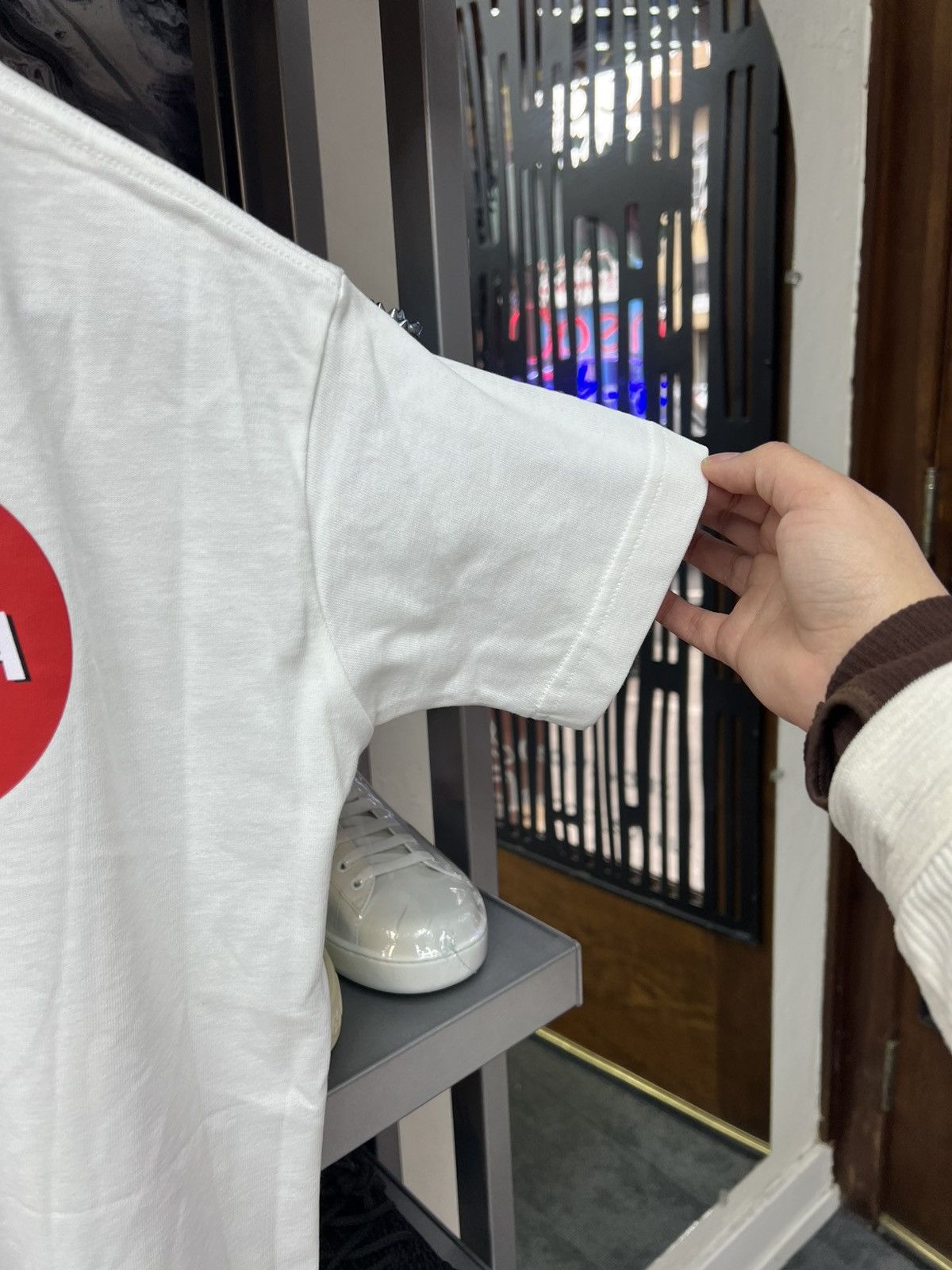 Balenciaga Balenciaga white mastercard white tee Size US S / EU 44-46 / 1 - 4 Thumbnail