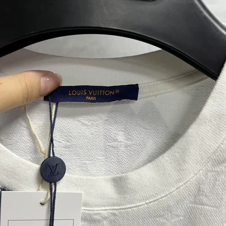 Louis Vuitton Louis Vuitton Round neck short sleeves embroidered with wh Size US M / EU 48-50 / 2 - 2 Thumbnail