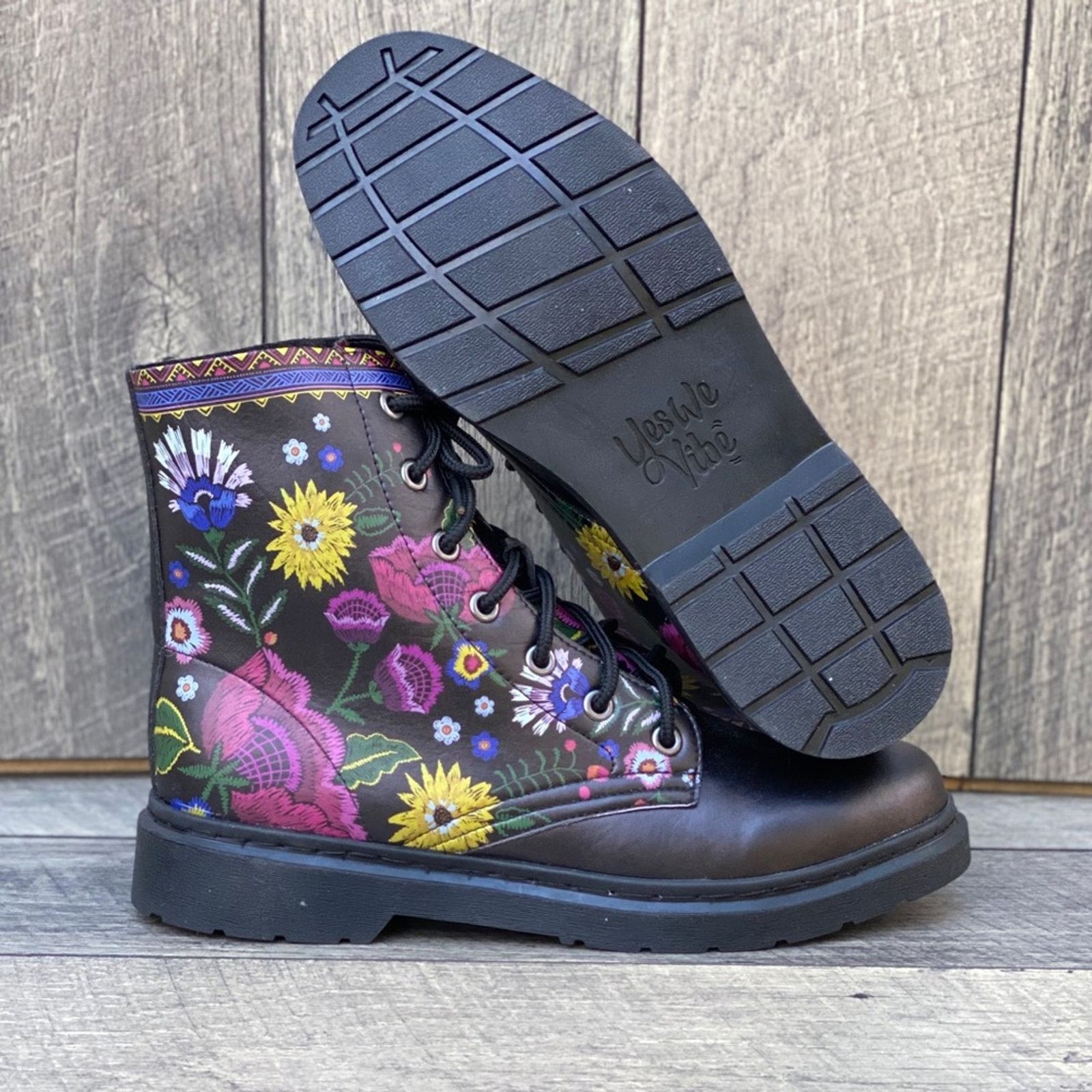 Goods Yes We Vibe Flower Unisex Chelsea Combat … Size US 11 / IT 41 - 2 Thumbnail