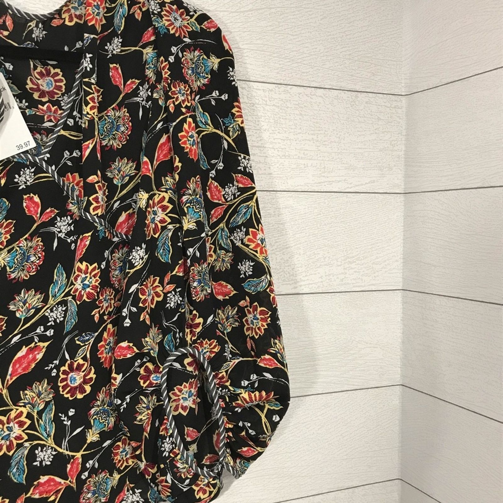 Laundry by Shelli Segal Laundry Shelli Segal Black Floral Wrap Top S NWT Size S / US 4 / IT 40 - 12 Thumbnail