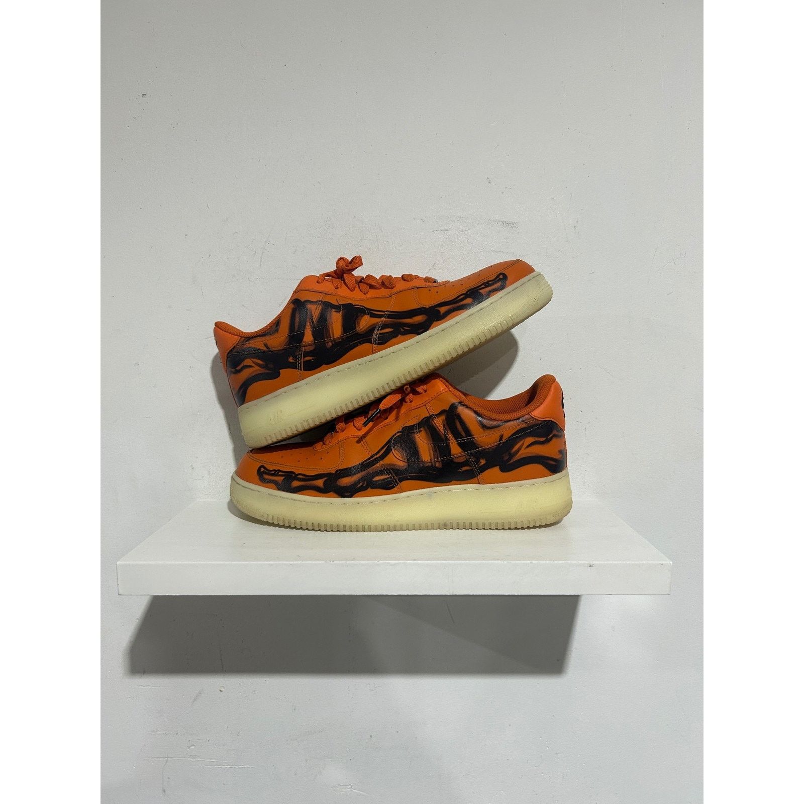 Nike NIKE AF1 LOW ORANGE SKELETON HALLOWEEN 2020 SIZE 11 PREOWNED Size US 11 / EU 44 - 1 Thumbnail