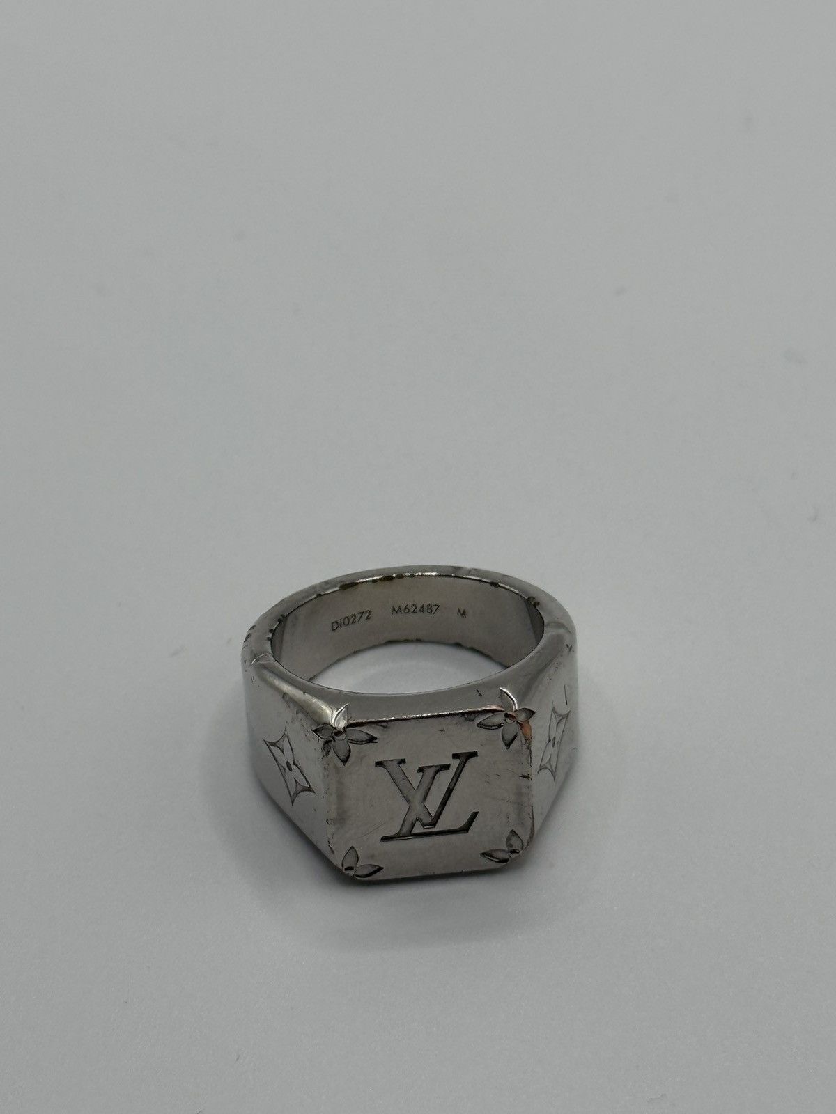 Louis Vuitton Louis Vuitton Monogram Signet Ring Size M Size ONE SIZE - 1 Thumbnail