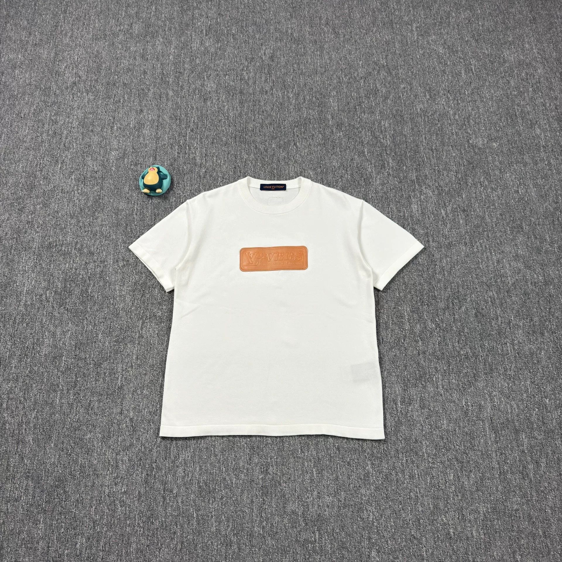 Louis Vuitton white embossed logo short sleeve shirt Size US S / EU 44-46 / 1 - 1 Thumbnail